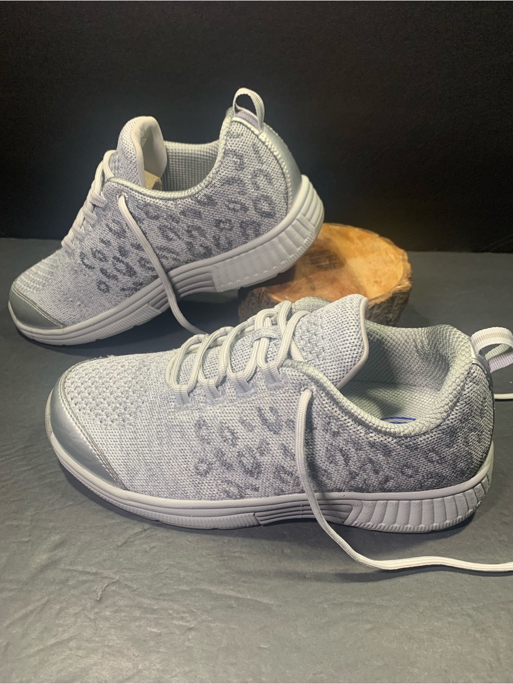 Orthofeet Comfort Women’s Gray Silver Walking Sneakers Shoe Size-8.5( Wide 2-E )